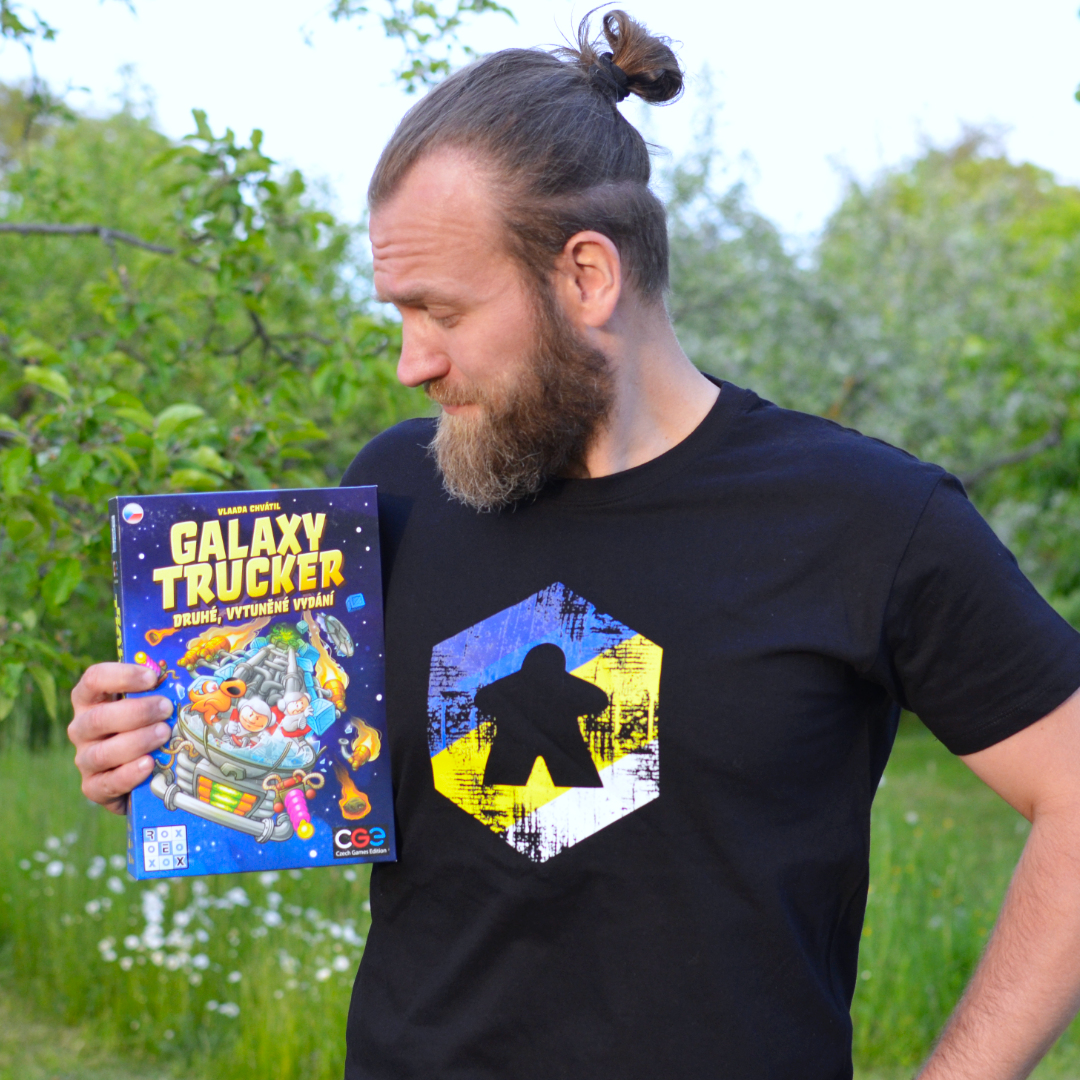 Tričko s potiskem Hex Meeple – modrá žlutá bílá